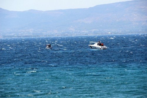 ’Dostluk’ İçin Yunan Adalarına Yüzerek Geçti