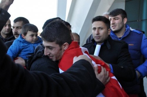 Dünya Şampiyonu Boksör Coşkuyla Karşılandı