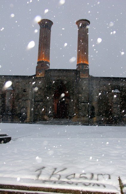 Erzurum’a Güne Karla Uyandı