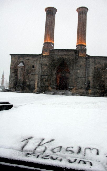 Erzurum’a Güne Karla Uyandı