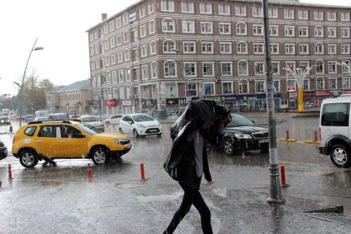 Erzurum’da Dolu Yağışı Zor Anlar Yaşattı