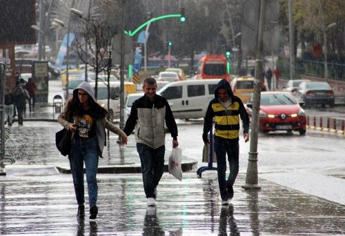 Erzurum’da Dolu Yağışı Zor Anlar Yaşattı