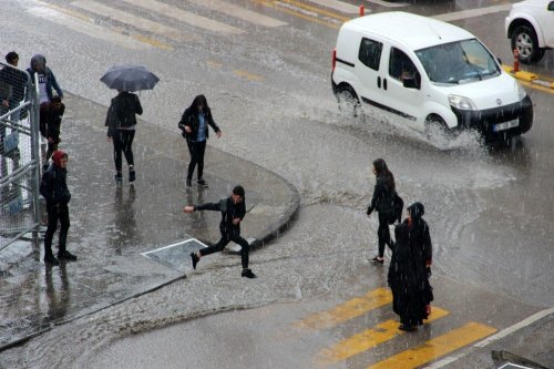 Erzurum’da Dolu Yağışı Zor Anlar Yaşattı