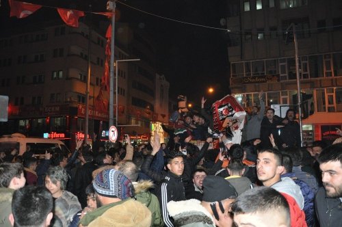 Galibiyet 'Beşiktaş'lıları Sokağa Döktü