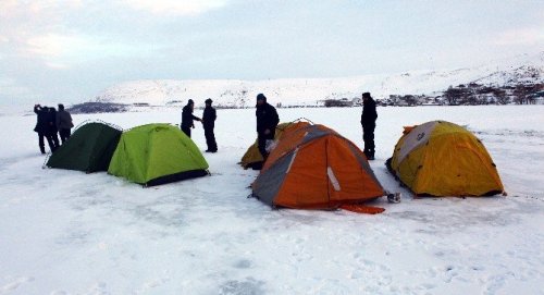 Gazeteciler Çıldır Gölü’nde Kamp Yaptı