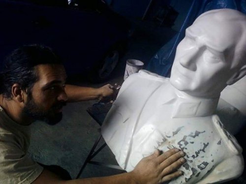 Gönüllü Gençler Yıpranan Atatürk Büstlerini Onardı