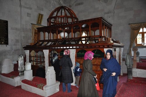 'Harakani Türbesi'ne Ziyaretçi Akını