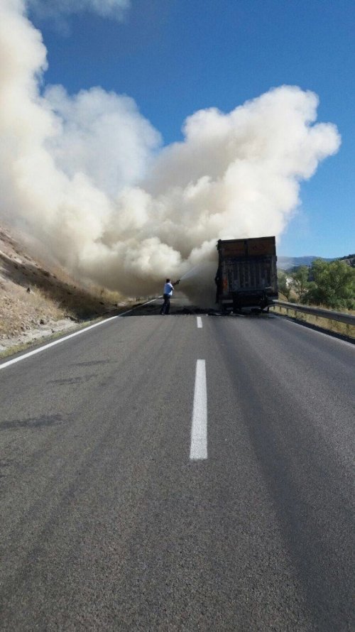 Hareket Halindeki Kamyon Alev Alev Yandı