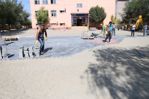 Iğdır Belediyesi, Okul Bahçe ve Yollarında Tadilat Yaptı