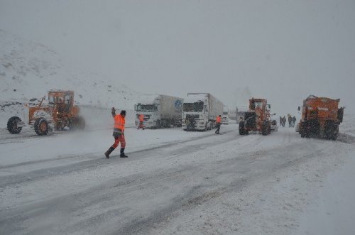 Iğdır-Doğubayazıt Karayolu Ulaşıma Kapandı