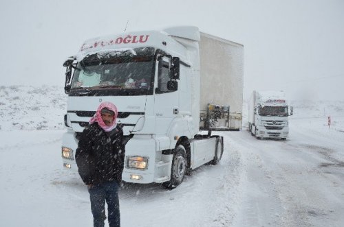 Iğdır-Doğubayazıt Karayolu Ulaşıma Kapandı