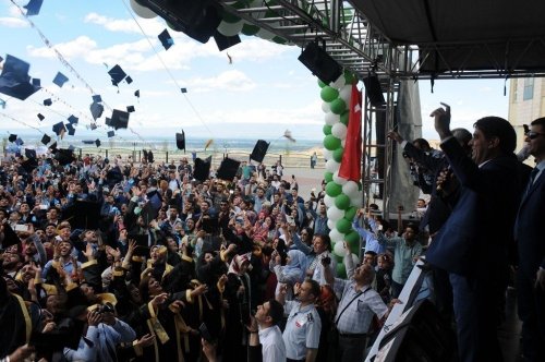 Iğdır Üniversitesi'nde Mezuniyet Coşkusu