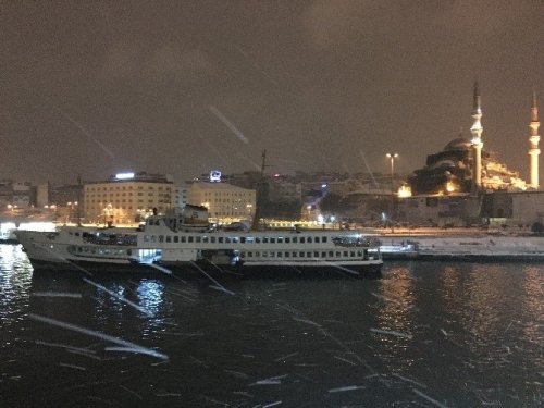 İstanbul’u Etkisi Altına Alan Kar Yağışı Sürüyor