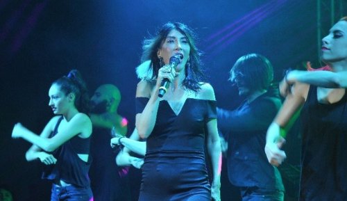 İzmir’de Hande Yener Rüzgarı