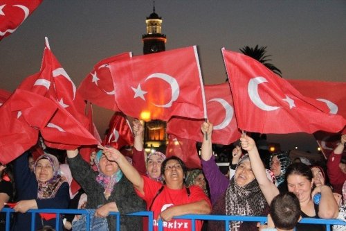 İzmirliler 12 Gündür Demokrasi Nöbetinde