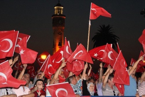 İzmirliler 12 Gündür Demokrasi Nöbetinde