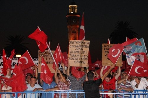 İzmirliler 12 Gündür Demokrasi Nöbetinde