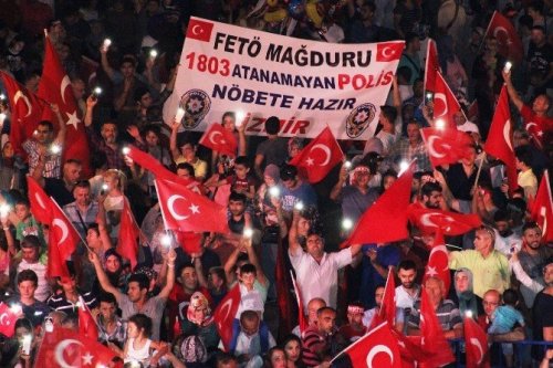 İzmirliler 12 Gündür Demokrasi Nöbetinde