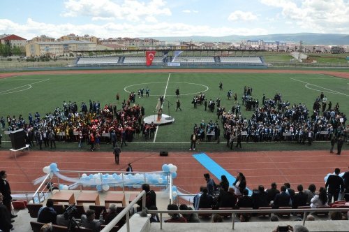 Kafkas Üniversitesi'nde Mezuniyet Coşkusu