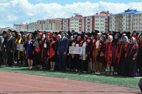 Kafkas Üniversitesi'nde Mezuniyet Coşkusu