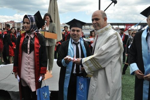 Kafkas Üniversitesi'nde Mezuniyet Coşkusu