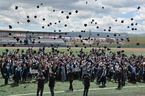 Kafkas Üniversitesi'nde Mezuniyet Coşkusu