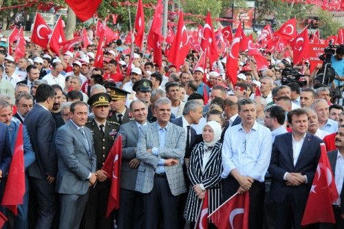 Kahramanmaraş’ta Demokrasi Ve Şehitler Mitingi
