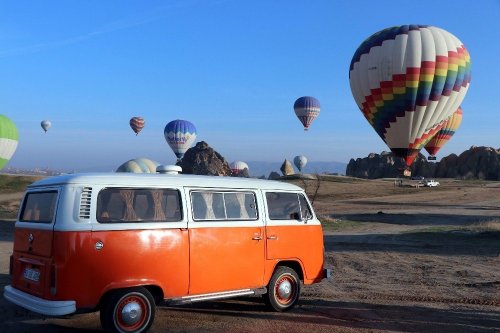 Kapadokya’da Yer Turist Gök Balon Dolu