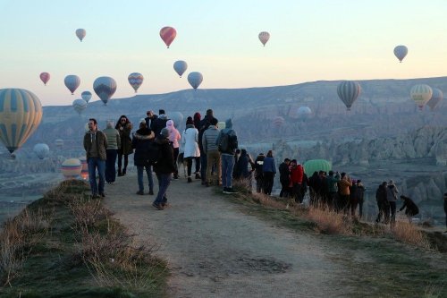 Kapadokya’da Yer Turist Gök Balon Dolu