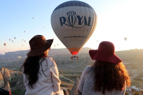 Kapadokya’da Yer Turist Gök Balon Dolu