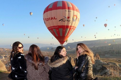 Kapadokya’da Yer Turist Gök Balon Dolu