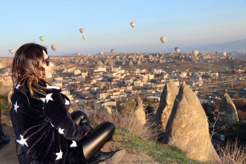 Kapadokya’da Yer Turist Gök Balon Dolu