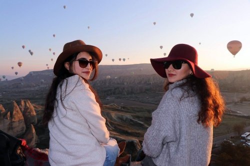 Kapadokya’da Yer Turist Gök Balon Dolu