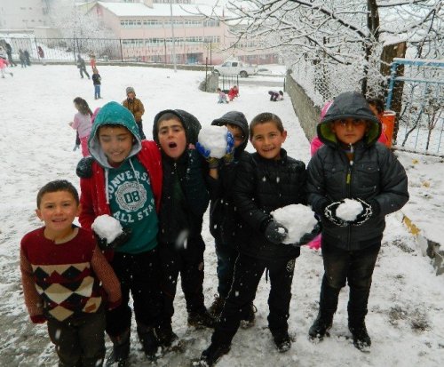 Kar Çocukların Neşe Kaynağı Oldu