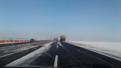 Karayolları Kars-Sarıkamış Yolunun Buzunu Temizliyor