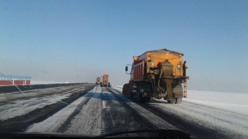 Karayolları Kars-Sarıkamış Yolunun Buzunu Temizliyor