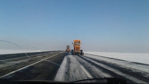 Karayolları Kars-Sarıkamış Yolunun Buzunu Temizliyor