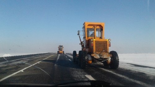 Karayolları Kars-Sarıkamış Yolunun Buzunu Temizliyor