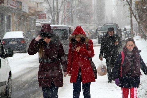 Karlı Yollar Vatandaşlara Zor Anlar Yaşattı