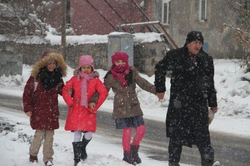 Karlı Yollar Vatandaşlara Zor Anlar Yaşattı