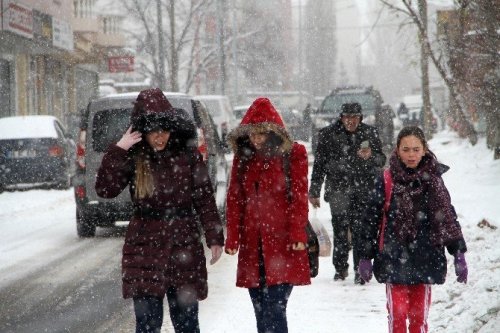 Karlı Yollar Vatandaşlara Zor Anlar Yaşattı