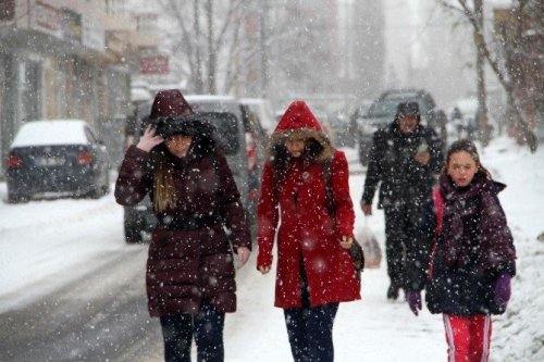 Karlı Yollar Vatandaşlara Zor Anlar Yaşattı