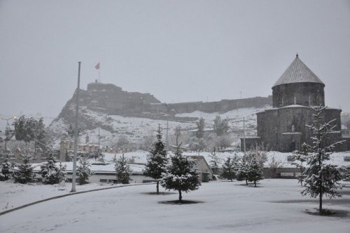Kars Beyaz Gelinliğini Giydi