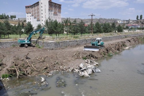 Kars Çayı'nda Islah Çalışmalarına Devam Ediliyor