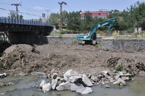 Kars Çayı'nda Islah Çalışmalarına Devam Ediliyor