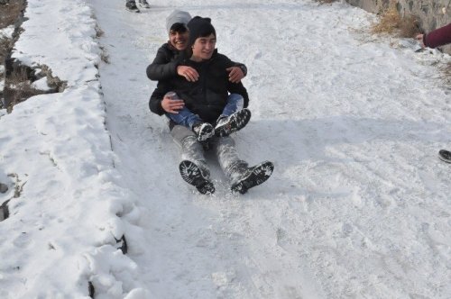 Kars Kalesi Eteklerinde Kızak Keyfi