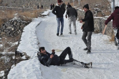 Kars Kalesi Eteklerinde Kızak Keyfi