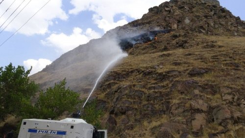 Kars Kalesi’nin Eteklerindeki Otları Ateşe Verdiler