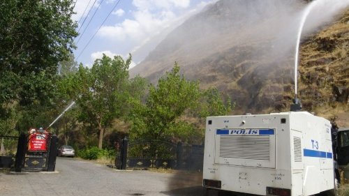 Kars Kalesi’nin Eteklerindeki Otları Ateşe Verdiler