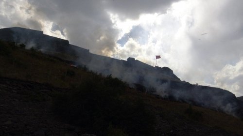 Kars Kalesi’nin Eteklerindeki Otları Ateşe Verdiler